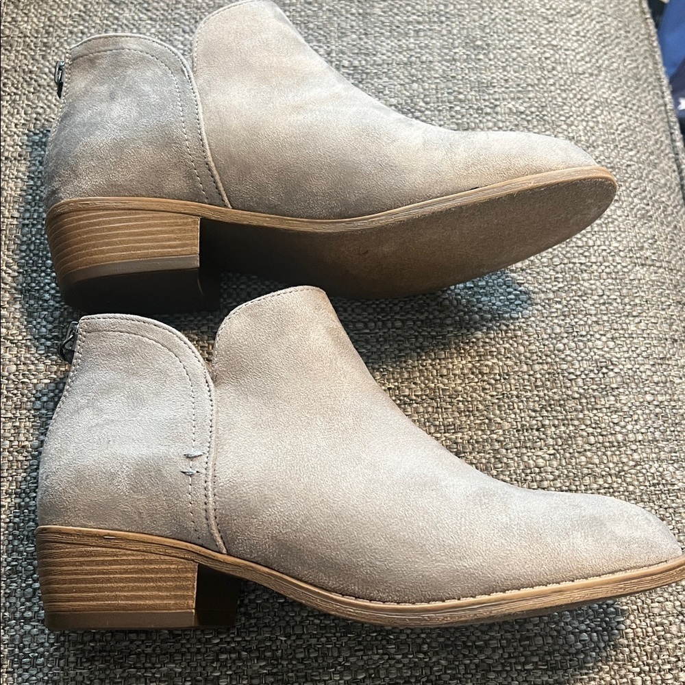 Journee Collection Livvy faux suede ankle boots light grey Size 7.5 NEW - Picture 2 of 6
